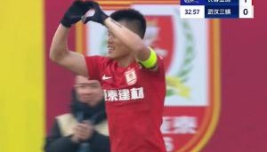 甜！老将谭龙进球后向妻子比心示爱，昨天刚刚过完37岁生日