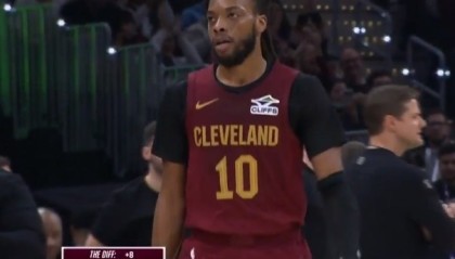 开云APP-张弓搭箭！加兰半场前最后一攻 虚晃后三分压哨灯亮球进！